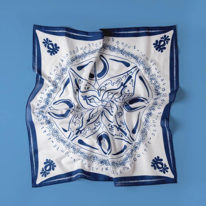 ზღაპარი ბენდენა ქართული პრინტის აქსესუარი ქართველი მხატვრის შექმნილი, იყო და არა იყო რა წარწერა თეთრი ფერის ანბანი ასოები